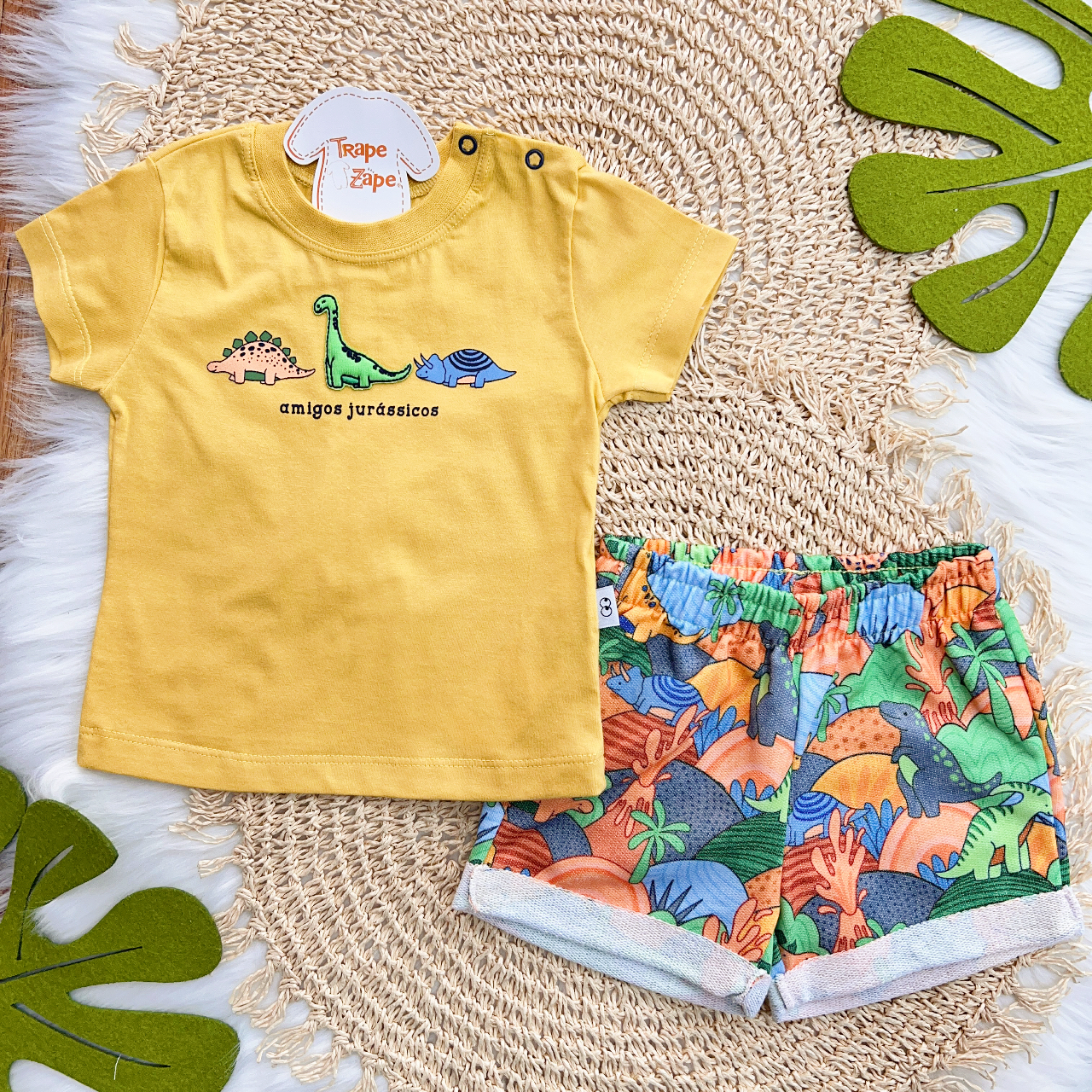 Conj. Camiseta Amigos Jurássicos e Bermuda Dinos - Mostarda